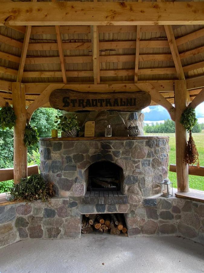 Brivdienu Maja Ar Pirti "Strautkalni" Ieriki Exterior foto